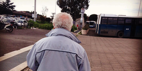 Anciano fue dado por muerto por su familia: Apareció vivo luego de ser cremado