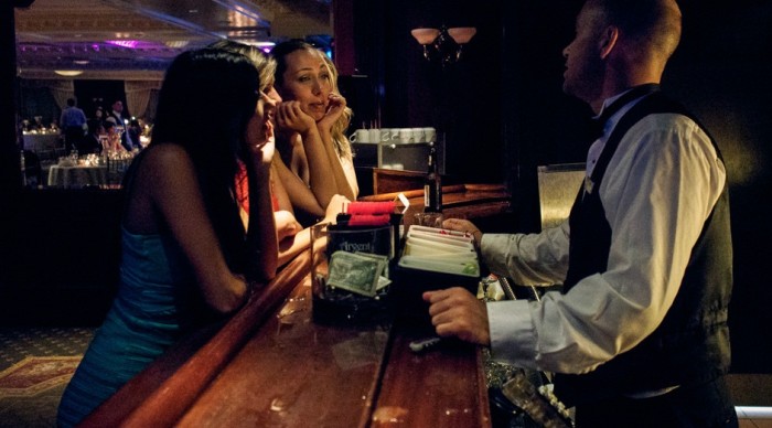 Bar investigado por buscar meseras con 'buen pecho' y solicitar entrevistas en bikini