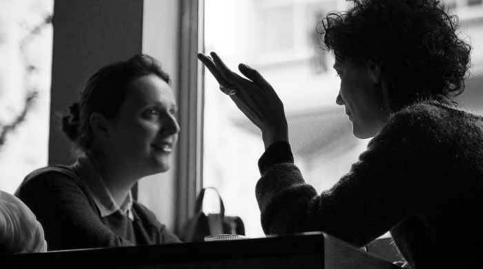 Con este simple truco de seguro ganarás la atención de todos al hablar