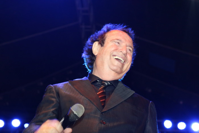 Dyango sufrió aparatosa caída mientras cantaba en un programa de la televisión argentina