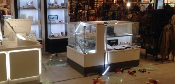 Nuevo robo en mall capitalino: asaltan relojería de tienda París en Florida Center
