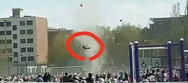 Video muestra cómo una niña es levantada por los aires por un tornado