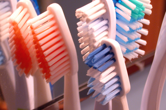 18 cepillos de dientes y un destapador le sacaron del estómago a un sujeto en Inglaterra