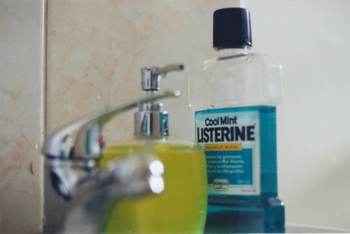 Los daños que te podrían provocar ciertos componentes de tu enjuague bucal