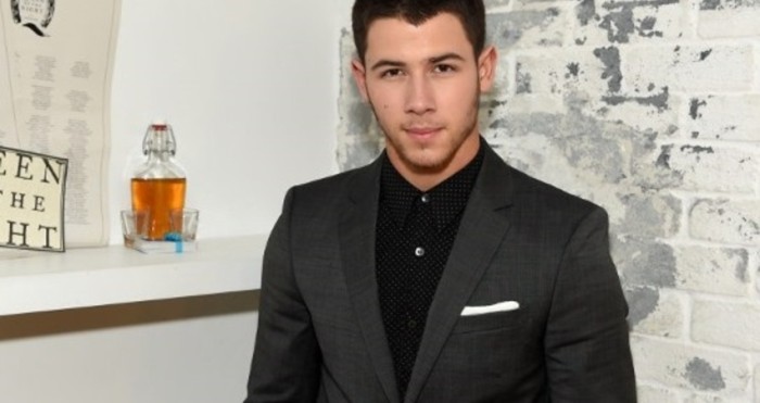 Nick Jonas revela cómo fue su primer beso con Miley Cyrus