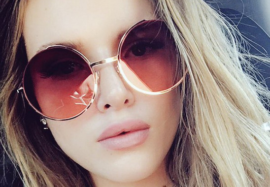 Bella Thorne rompe con el tabú y enseña sus velludas piernas en Twitter