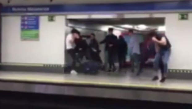 Feroz pelea en metro de Madrid terminó con tres personas heridas: no hay detenidos