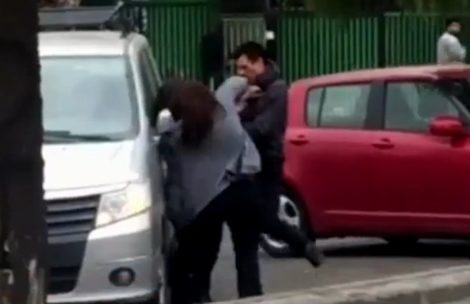 Inescrupuloso sujeto agredió a su ex pareja afuera de un tribunal en Santiago