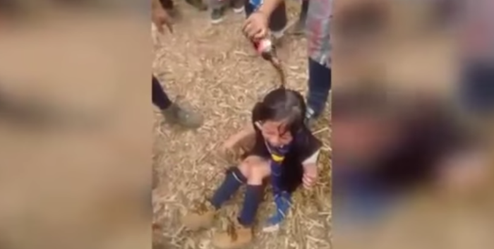 Cruel iniciación de pequeña scout genera indignación en la red