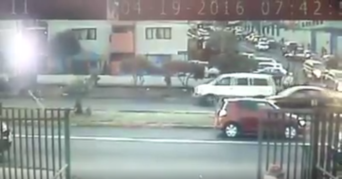 Mujer resultó con graves heridas luego de ser lanzada desde colectivo en movimiento