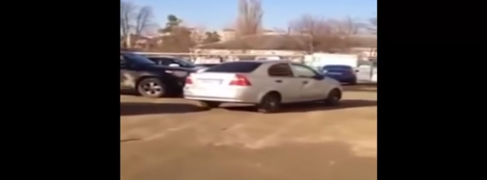 ¡Peligro al volante! mujer rusa intenta estacionar chocando 17 autos