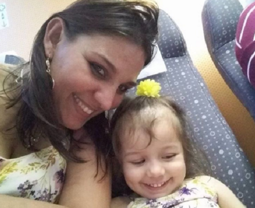 La emocionante reacción de una niña al ver a su madre por primera vez