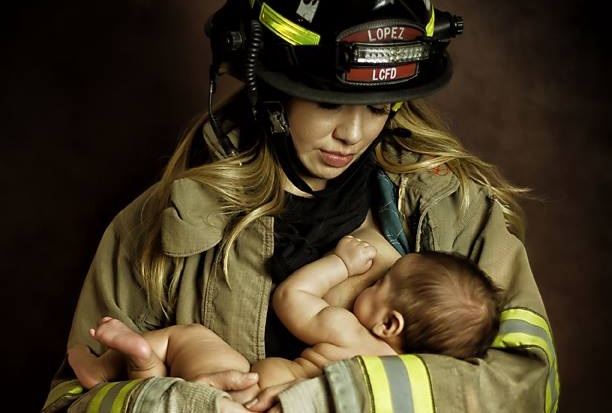 La foto de una mujer amamantando que provocó el despido de su esposo