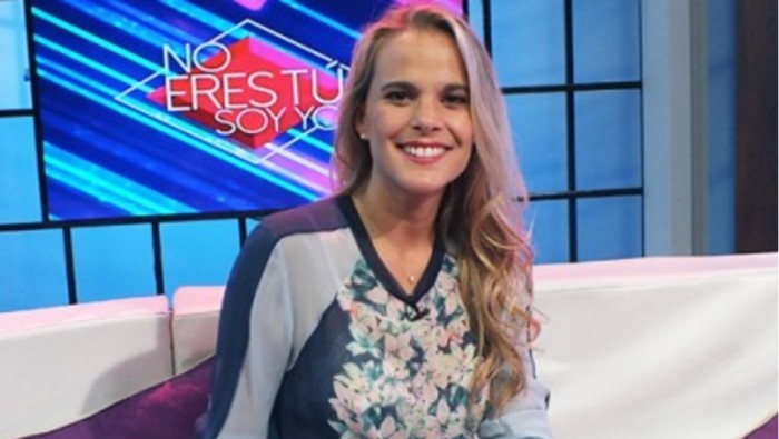 Con hilarante foto Javiera Suárez cuenta que no ha renovado el permiso de circulación