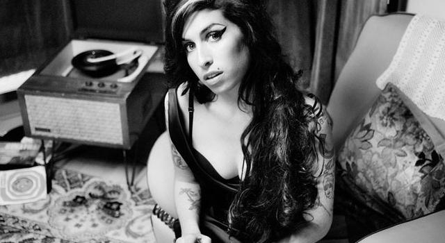 Mujer asegura haber encontrado el rostro de Amy Winehouse en su fajita