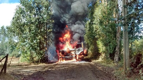 Grupo armado incendia camiones y maquinaria en Padre Las Casas: pide liberar a comuneros