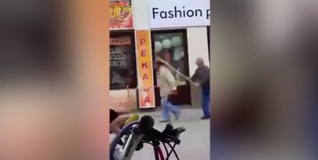 Guerra de escobas: Dos ancianos se dan con todo en extraña batalla