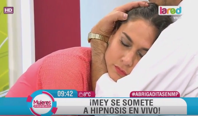 Mey Santamaría y Janine Leal se sometieron a hipnosis en vivo