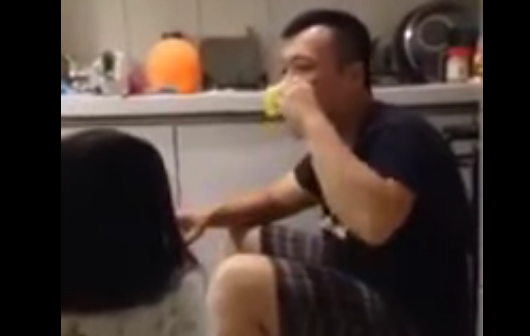 El inocente y 'asqueroso' juego entre papá e hija por contenido en 'tacita de té'