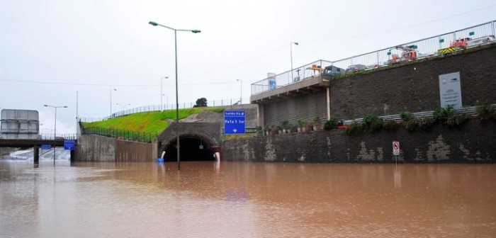 Documento certifica que gobierno advirtió a constructora que obras inundarían Santiago