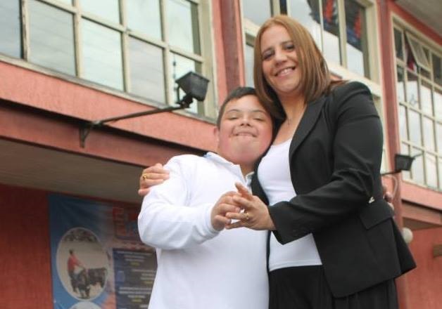 Niño osornino con síndrome de Down sorprende al cantar junto a Marc Anthony en concierto