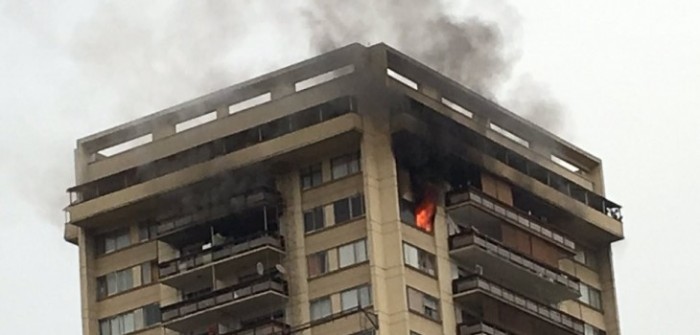 Mujer muere en incendio que afectó a departamento en Las Condes