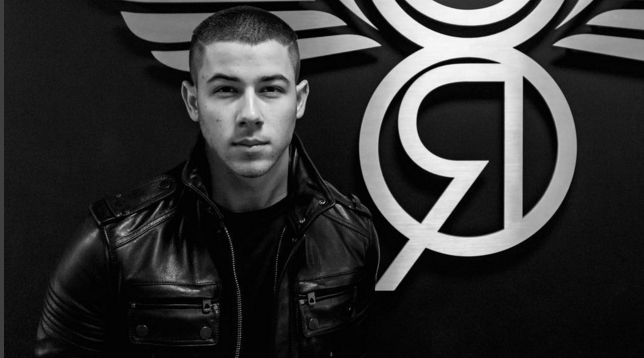 Falló: Nick Jonas hizo el ridículo al subirse al escenario a tocar un solo de guitarra
