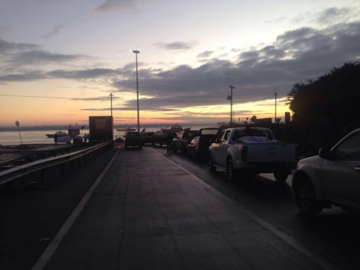 La larga espera de los vehículos que no han podido cruzar el Canal de Chacao