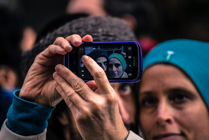 'Codo de selfie': la nueva patología causada por tomarse fotos en exceso con el celular