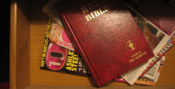 Estudio afirma que ver pornografía regularmente hace a hombres y mujeres más religiosos