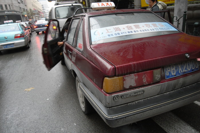 Mujer pidió taxi a través de app y conductor llegó a recogerla sin pantalones