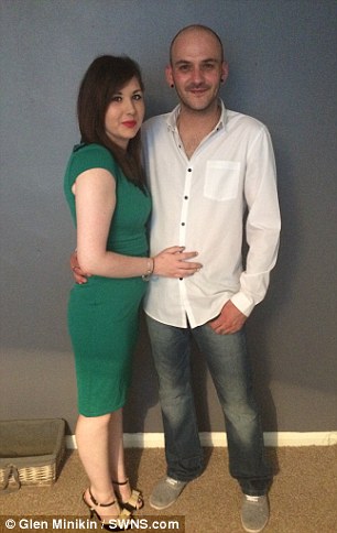 33B65E8600000578-3567940-Chelsea_and_Kevin_pose_for_a_photo_during_happier_days-a-52_1462112792980