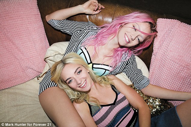 33BF294500000578-3569886-Big_gig_Sisters_Pyper_America_top_and_Daisy_Clementine_Smith_bot-a-4_1462291920455