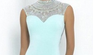 Otra víctima de compras web: Adquirió vestido de graduación a la medida y no le entró