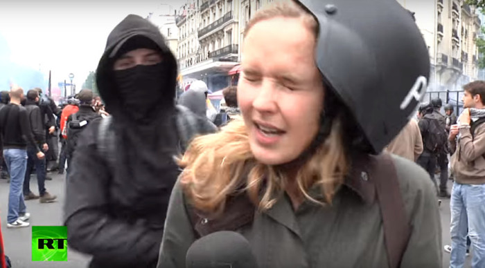 Reportera es víctima de 'cobarde' ataque en despacho en vivo