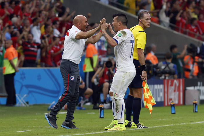 Sampaoli tendría en mente a Medel y Fernández en caso de llegar a la Lazio