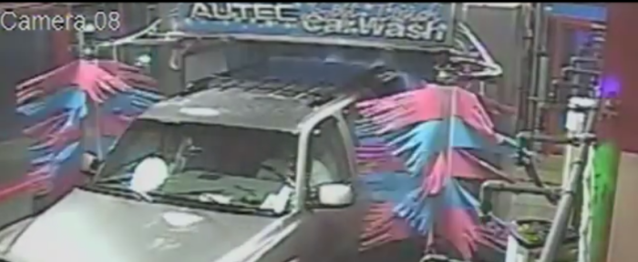 Esto le pasó a un hombre que intentó lavar su camioneta en un autolavado