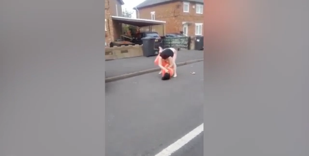 Brutal ataque en pelea entre mujeres: Estrelló su cabeza contra el pavimento