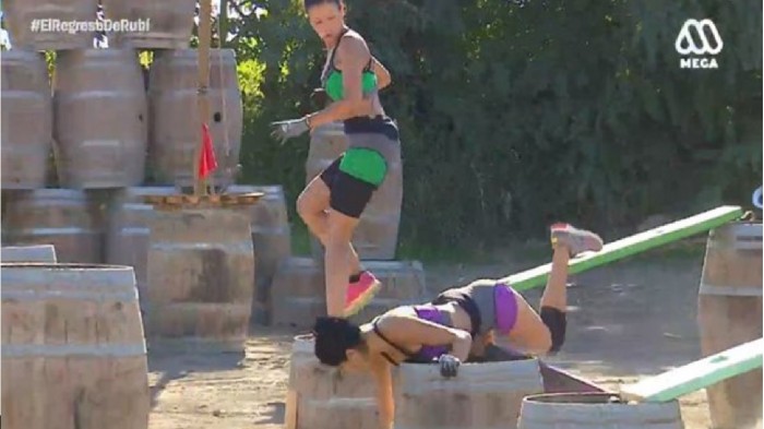 Televidentes acusan trato preferencial con Flavia tras fuerte caída en competencia