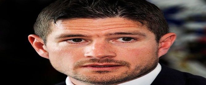 Este jefe de policía tiene a varias con las hormonas revolucionadas