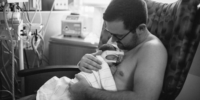 La íntima fotografía de un preocupado padre y su hijo que censuró Facebook