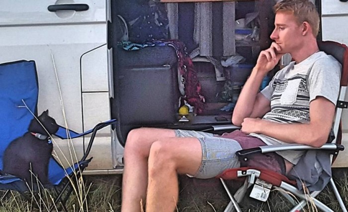 La historia del australiano que dejó su trabajo para recorrer el mundo junto a su gato