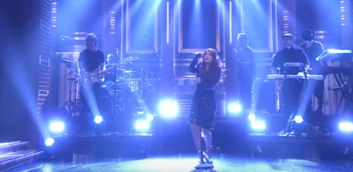 La caída de Meghan Trainor que ya se transformó en viral: tacos le jugaron mala pasada