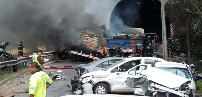 6 muertos y 8 heridos dejó accidente múltiple con vehículos incendiados en Viña del Mar