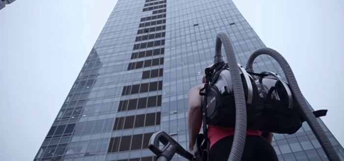 Valiente: La impensada forma en que mujer escala un edificio de 33 pisos