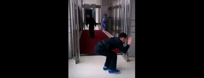 ¿Exagerado? Así reaccionó un guardia chino tras particular broma de sus compañeros