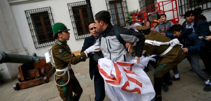 Carabinero confundido detuvo a otro policía mientras perseguían a secundarios en La Moneda