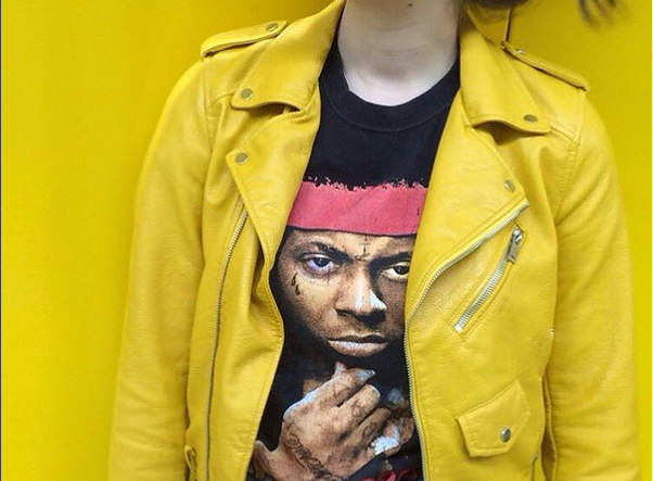 Conoce la razón de porqué esta chaqueta amarilla ha tenido un éxito viral en la web