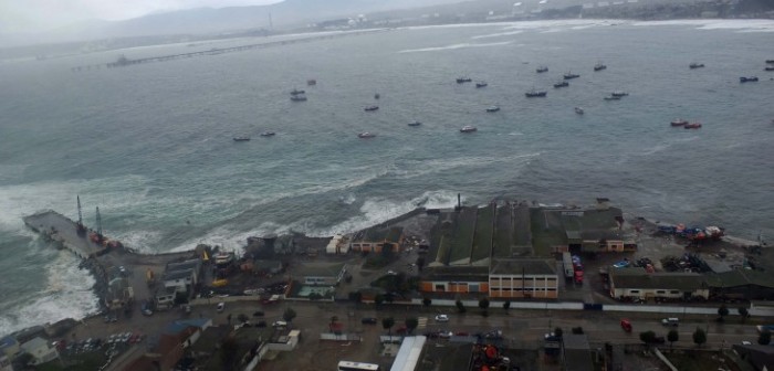 Derrame en Quintero: Afectados piden presencia de la Presidenta y critican recursos a TVN