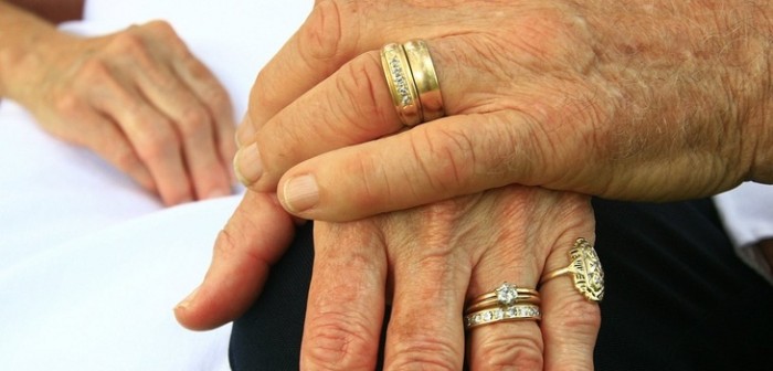 Entregan en comuna penquista kits 'aviva pasiones' para incentivar a los abuelitos